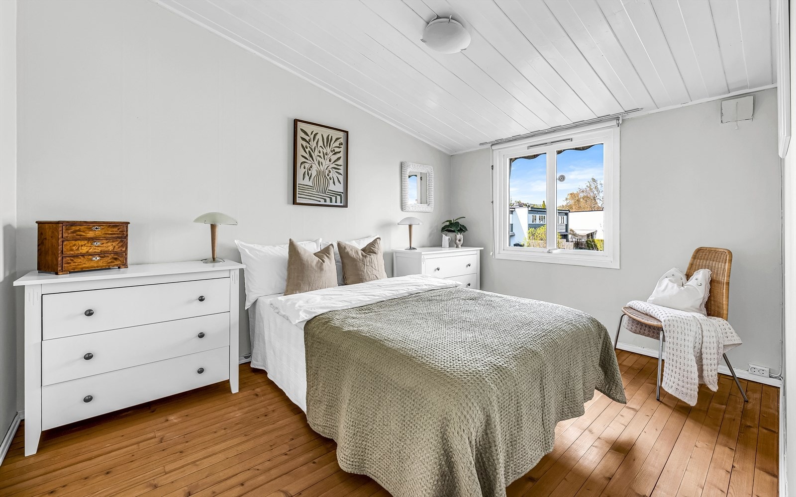 Boligen har tre romslige soverom. Hovedsoverommet er av god størrelse, med plass til dobbeltseng, garderobe og nattbord. De øvrige soverommene kan benyttes som gjesterom, kontor eller barnerom - alt etter behov! Galleribilde