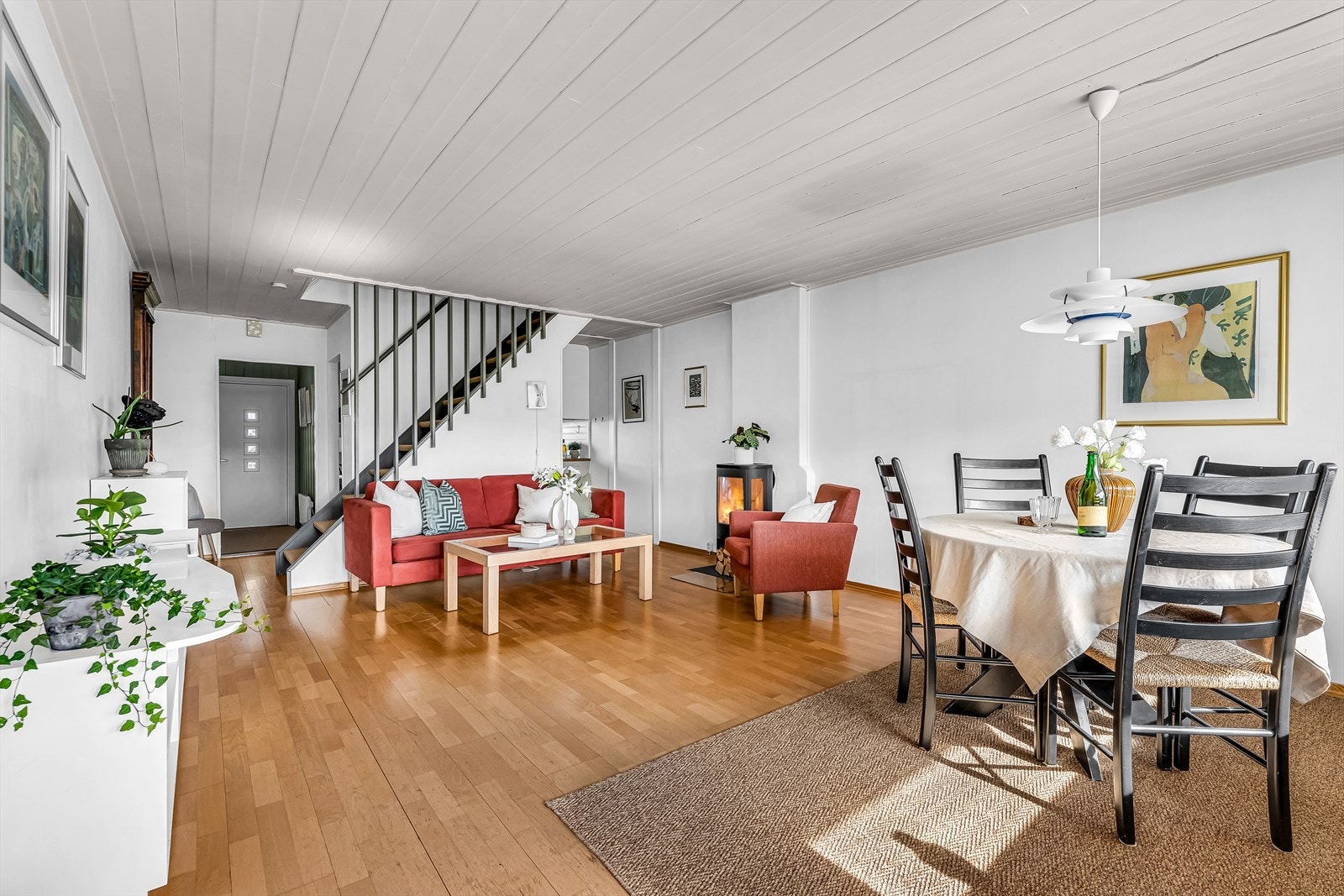 God plass til både sofagruppe og spisebord. Galleribilde