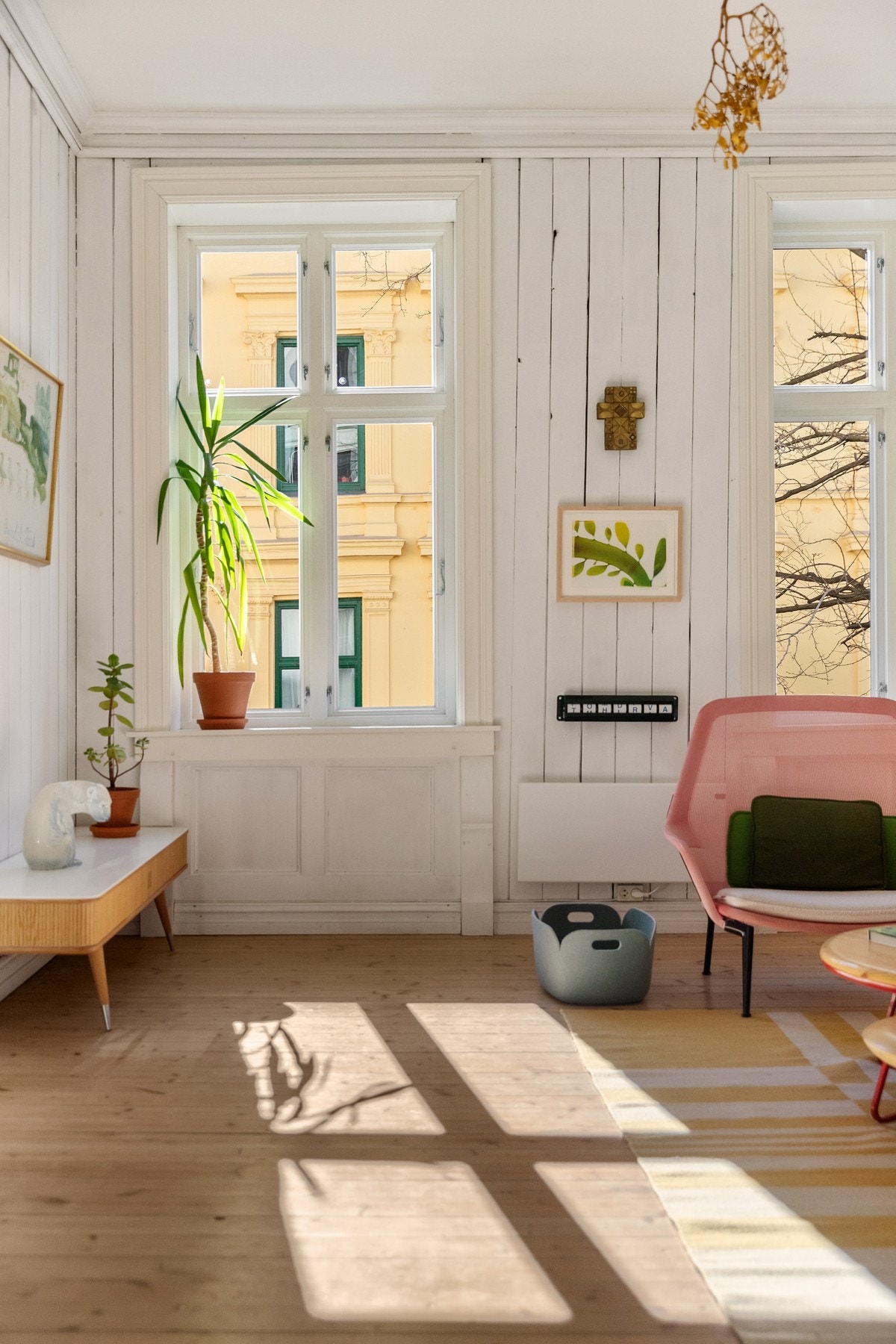 Generøs takhøyde, dype vinduskarmer og originale gulv Galleribilde