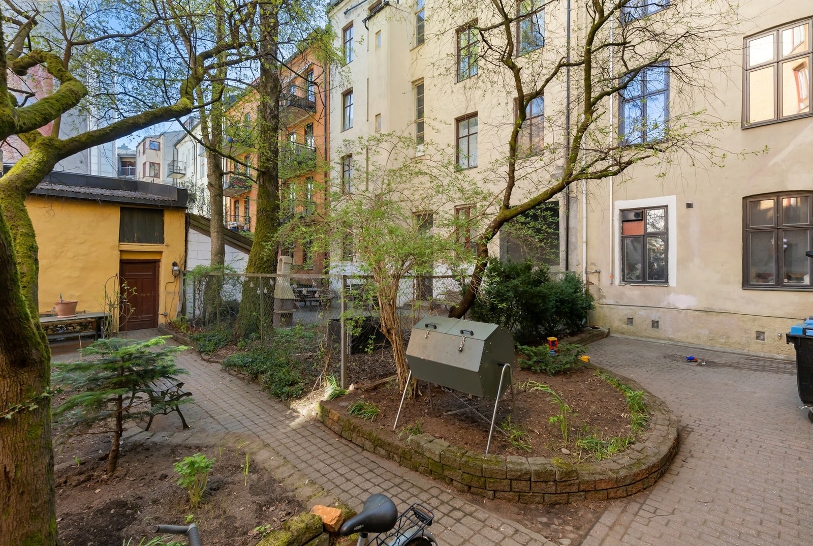 Pent opparbeidet bakgård Galleribilde