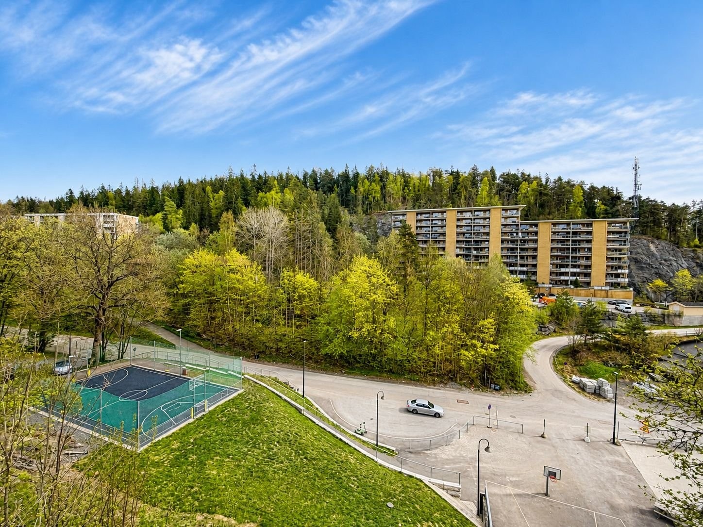 Skytterdalen 7, med nærliggende baskett- og fotballbane. Galleribilde