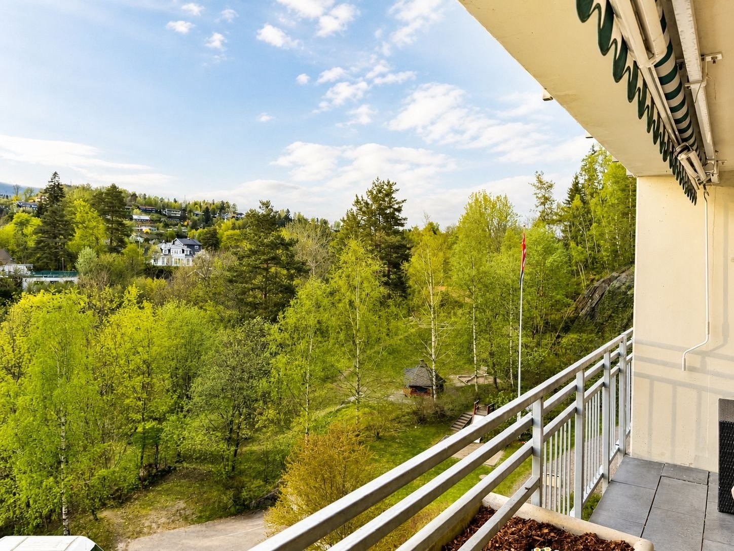 Balkongen har utsyn til barnehagen på nabotomten. Galleribilde