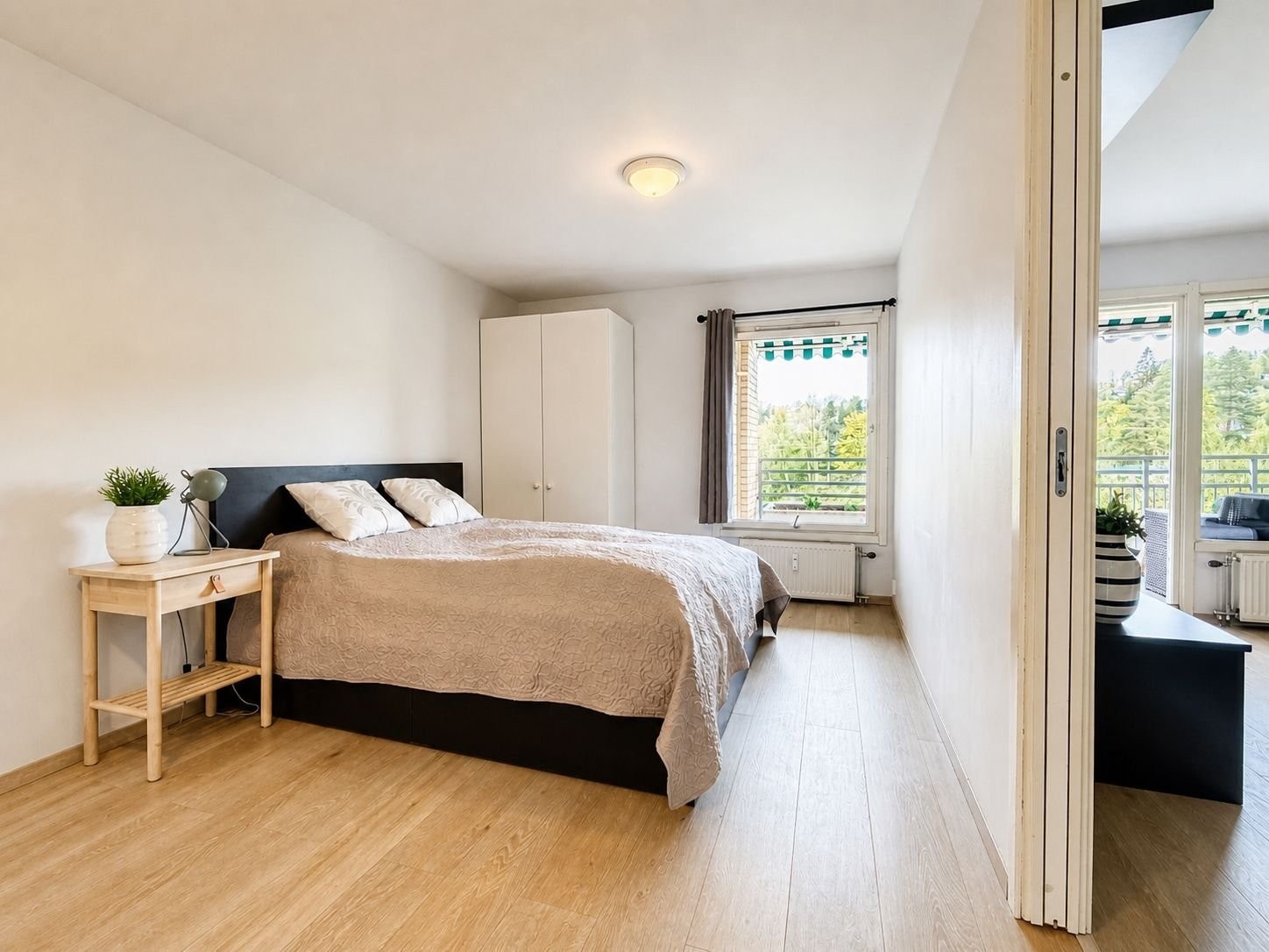 Soverom med inngang fra stue. Galleribilde