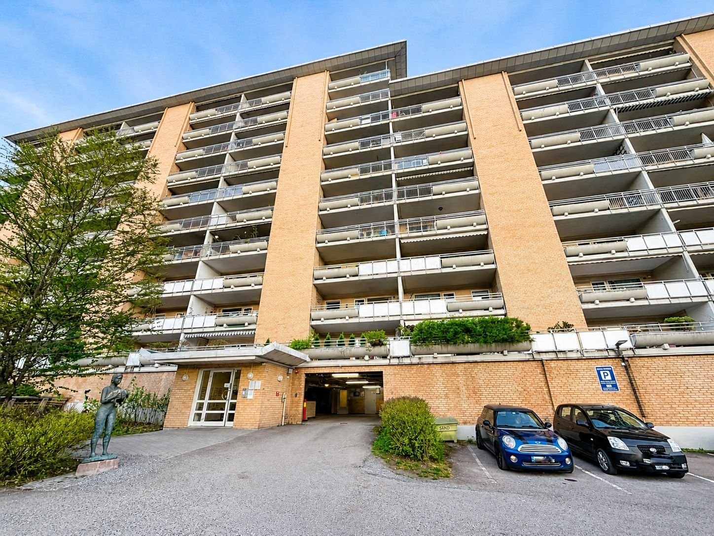 Fasade med hovedinngang og garasjeinngang til U1. Galleribilde