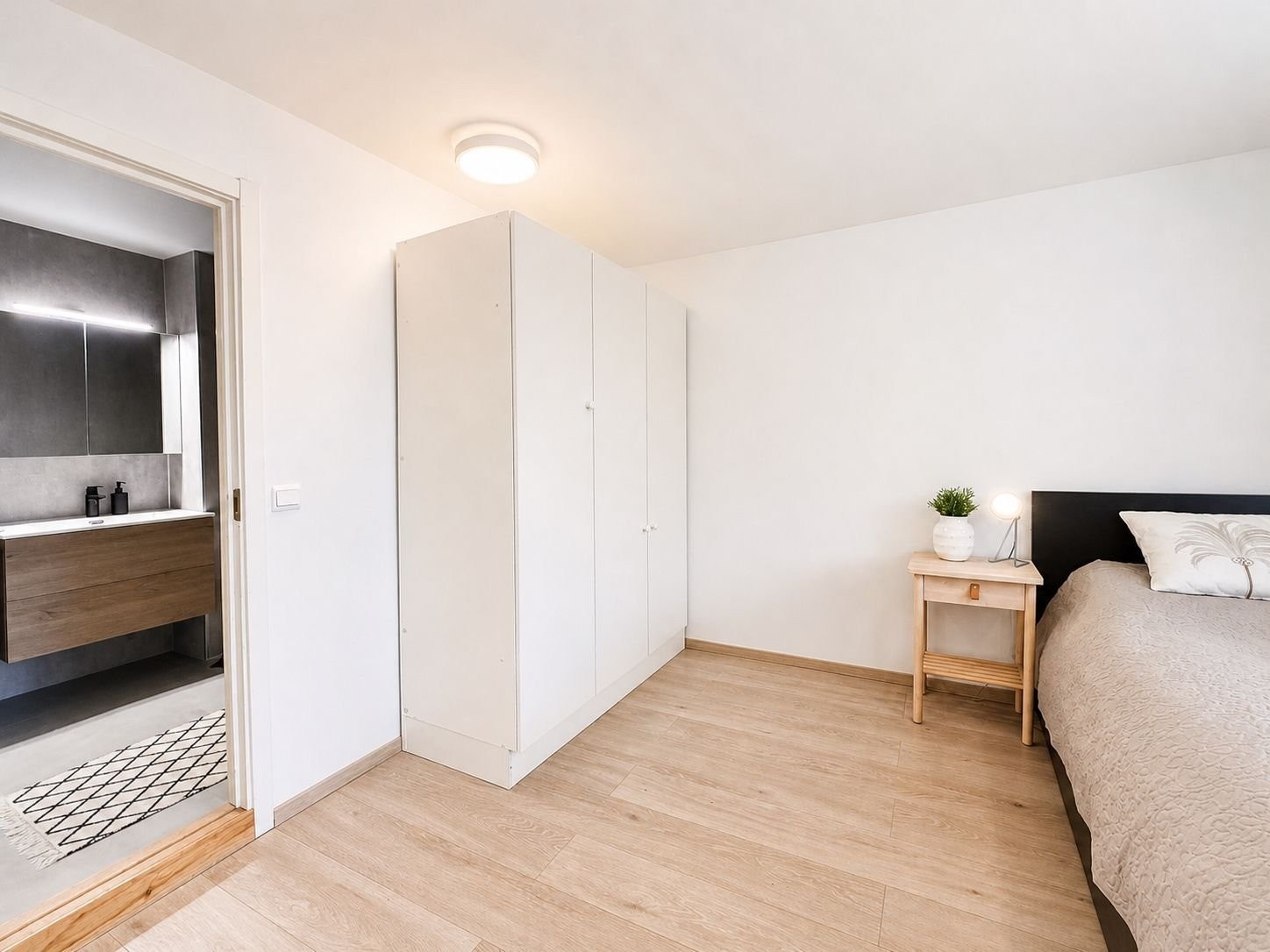 Soverom med dør inn til baderom. Galleribilde