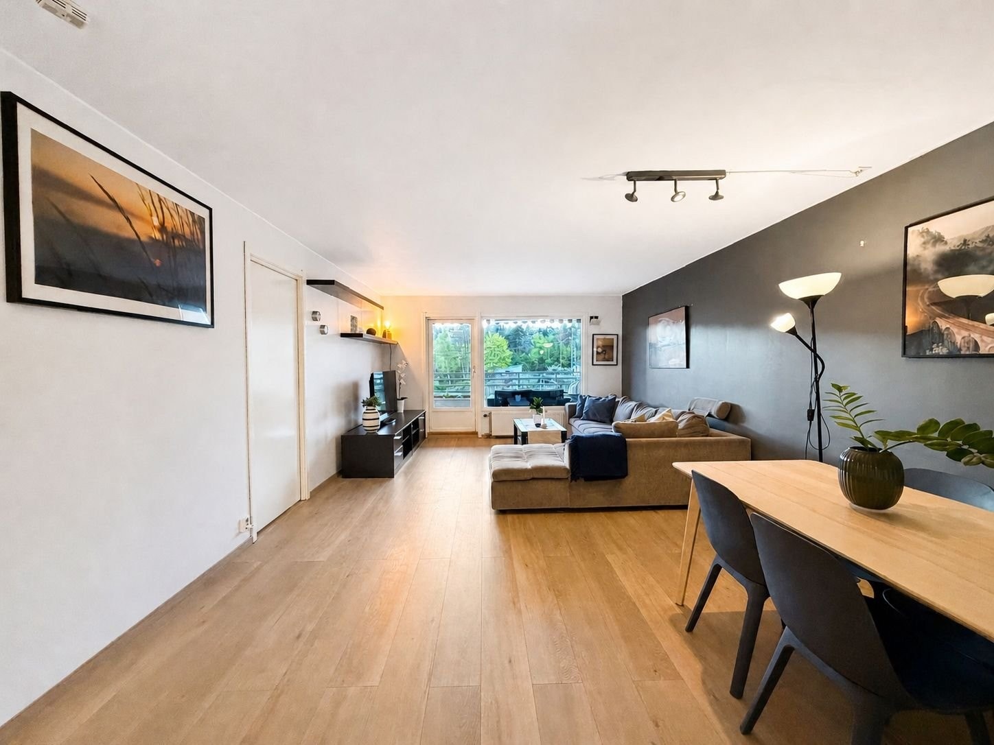 Stue sett fra gang med laminatgulv fra 2021. Galleribilde