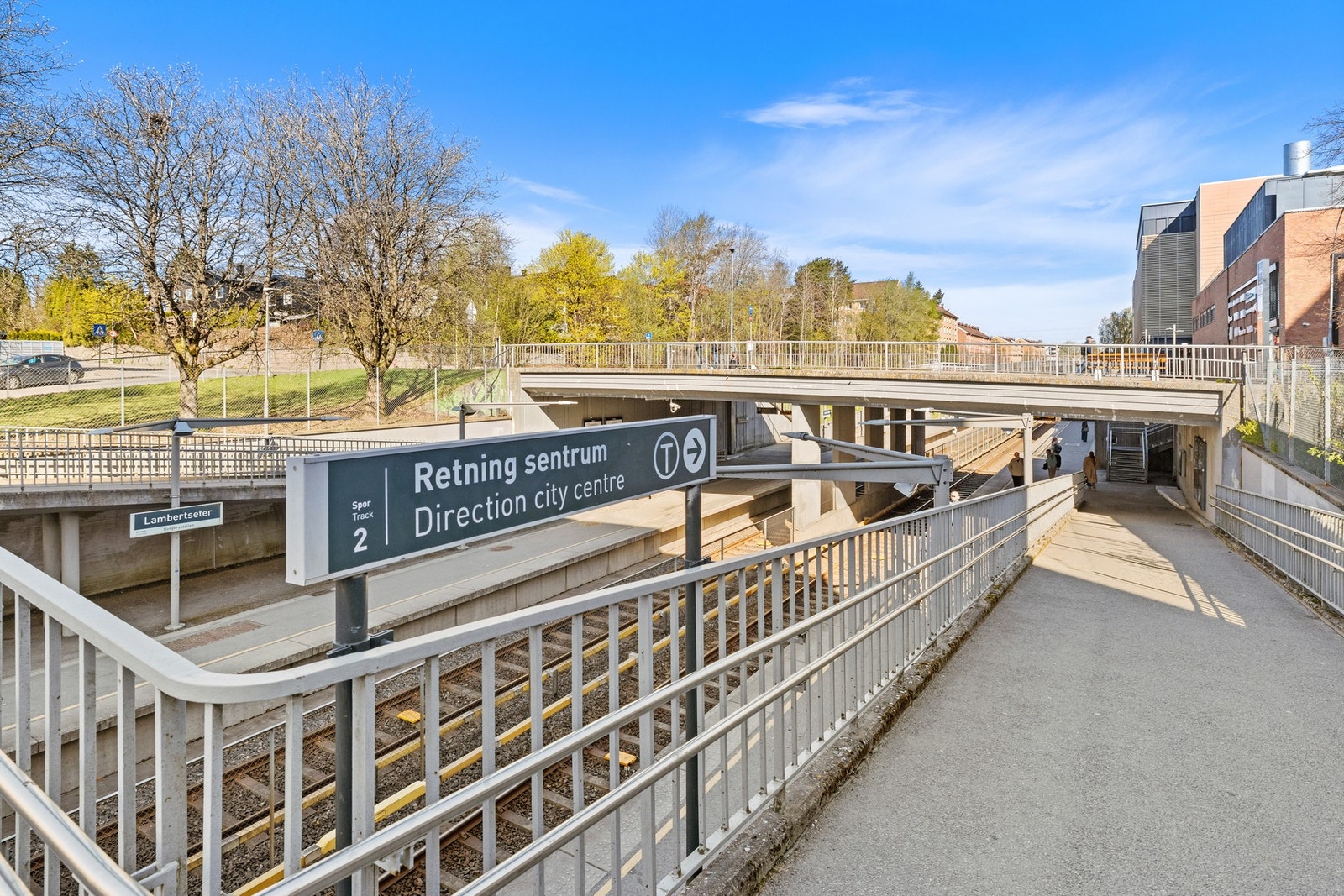 Lambertseter T-banestasjon ligger i umiddelbar nærhet Galleribilde
