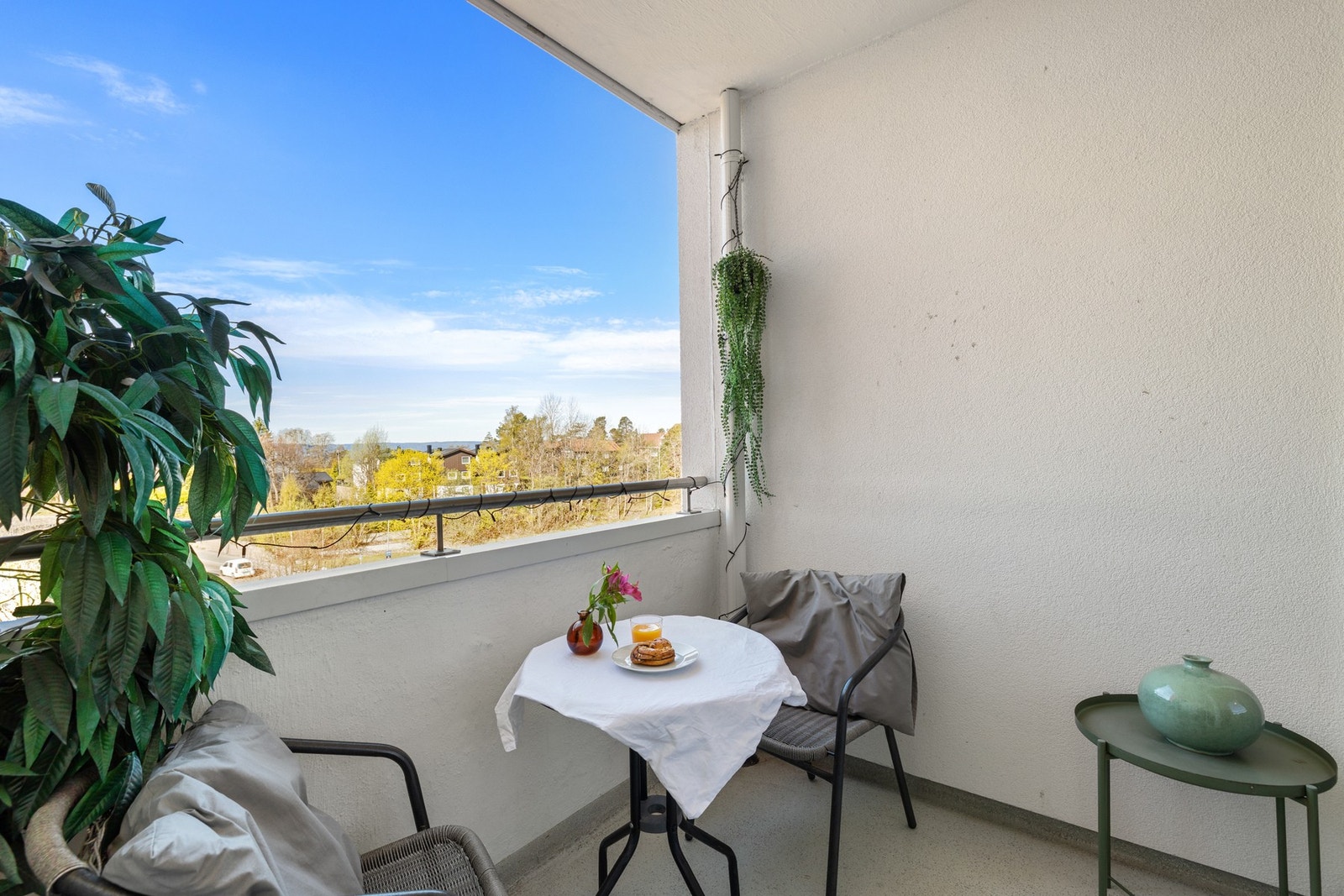 Det er tilgang på felles balkong i hver etasje til bruk for beboerne. I hver etasje finnes også fellesvaskeri og privat bod Galleribilde