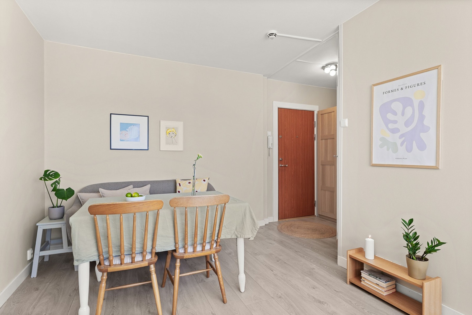 Nåværende eier har valgt å innrede med spisebord, her er det også god plass til sofa og TV-løsning Galleribilde