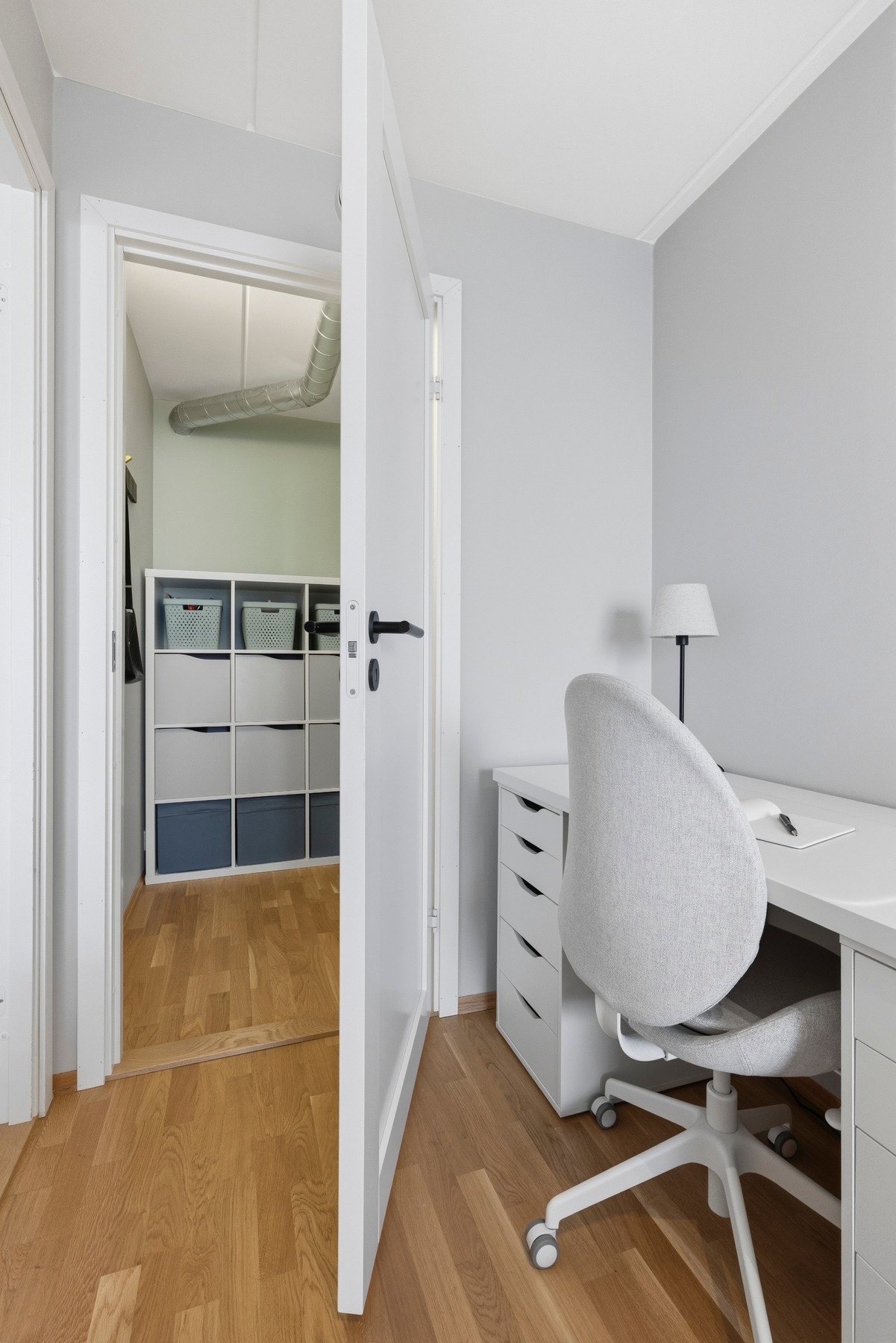 Fra gjesterommet er det tilgang til en praktisk bod med mulighet for walk-in. Galleribilde