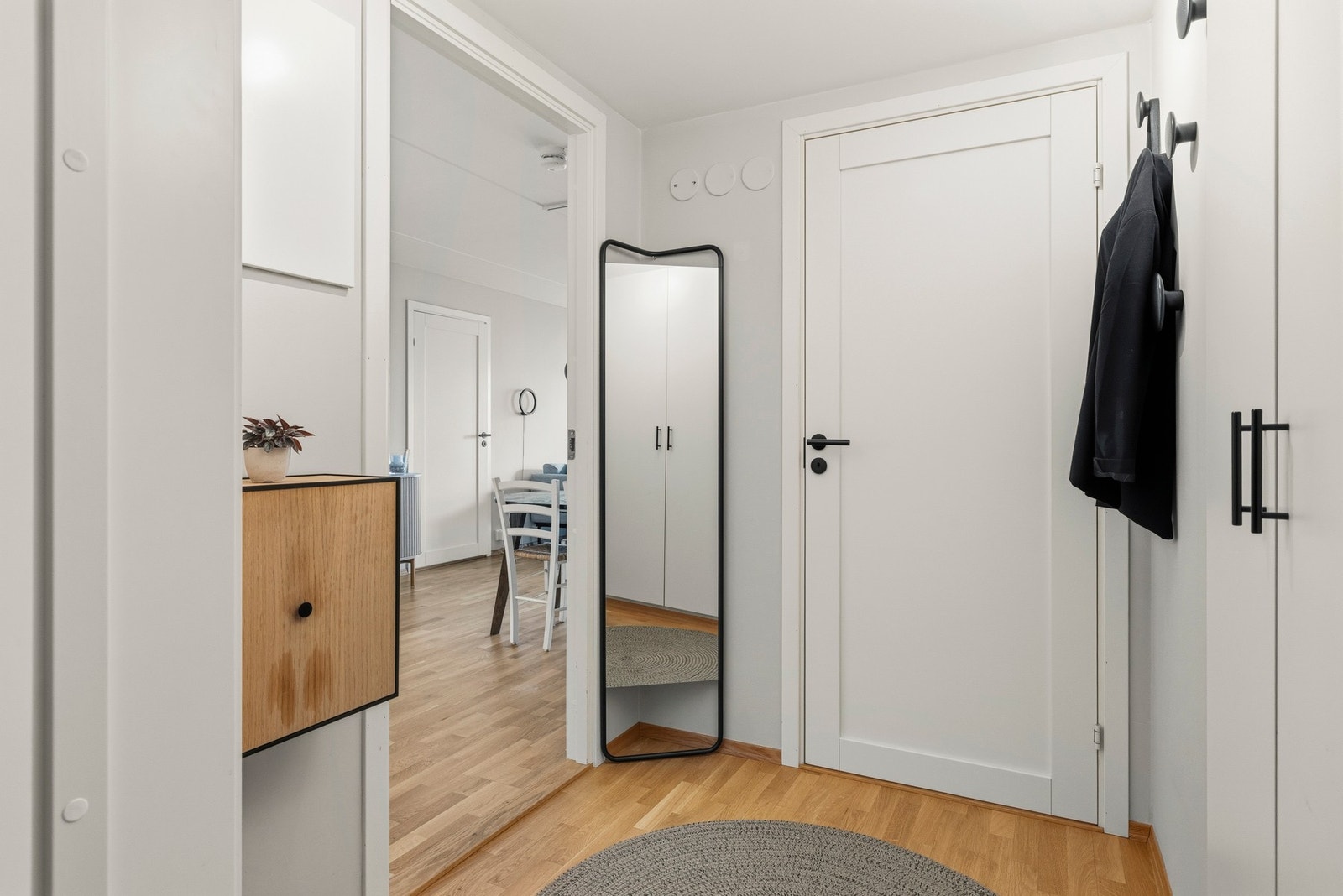 Gang med plassbygd garderobe og adkomst til bad. Galleribilde