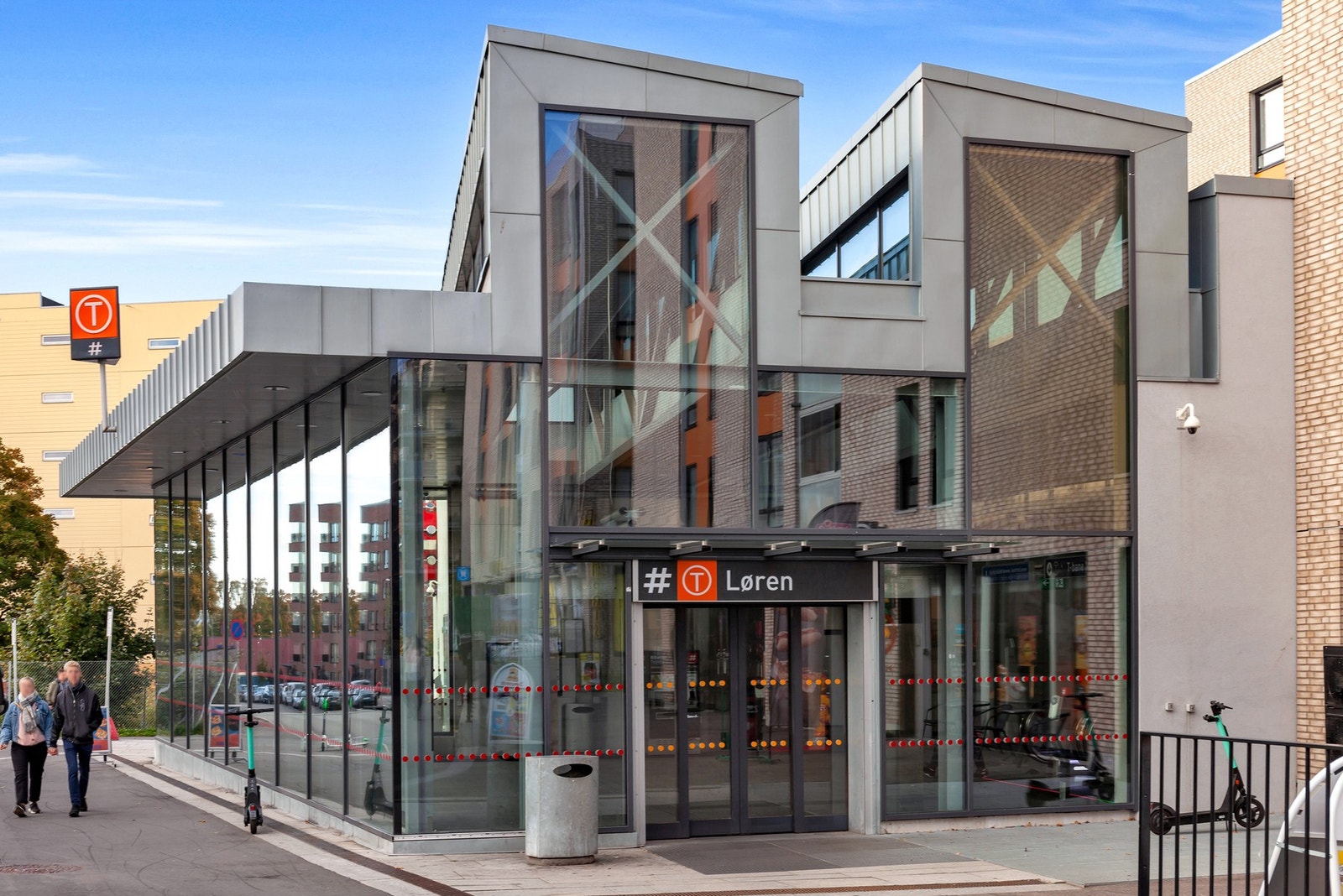 Det er ca. 100 meter til Løren T-banestasjon som tar deg til sentrum på få minutter. Galleribilde