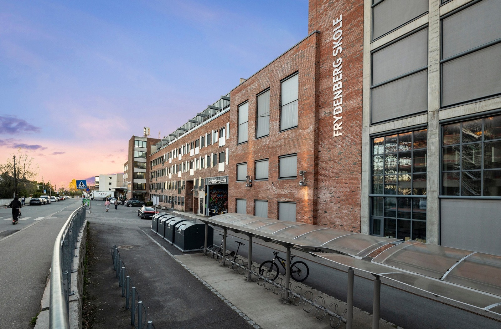 Boligen ligger i kort gangavstand til Frydenberg skole. Galleribilde