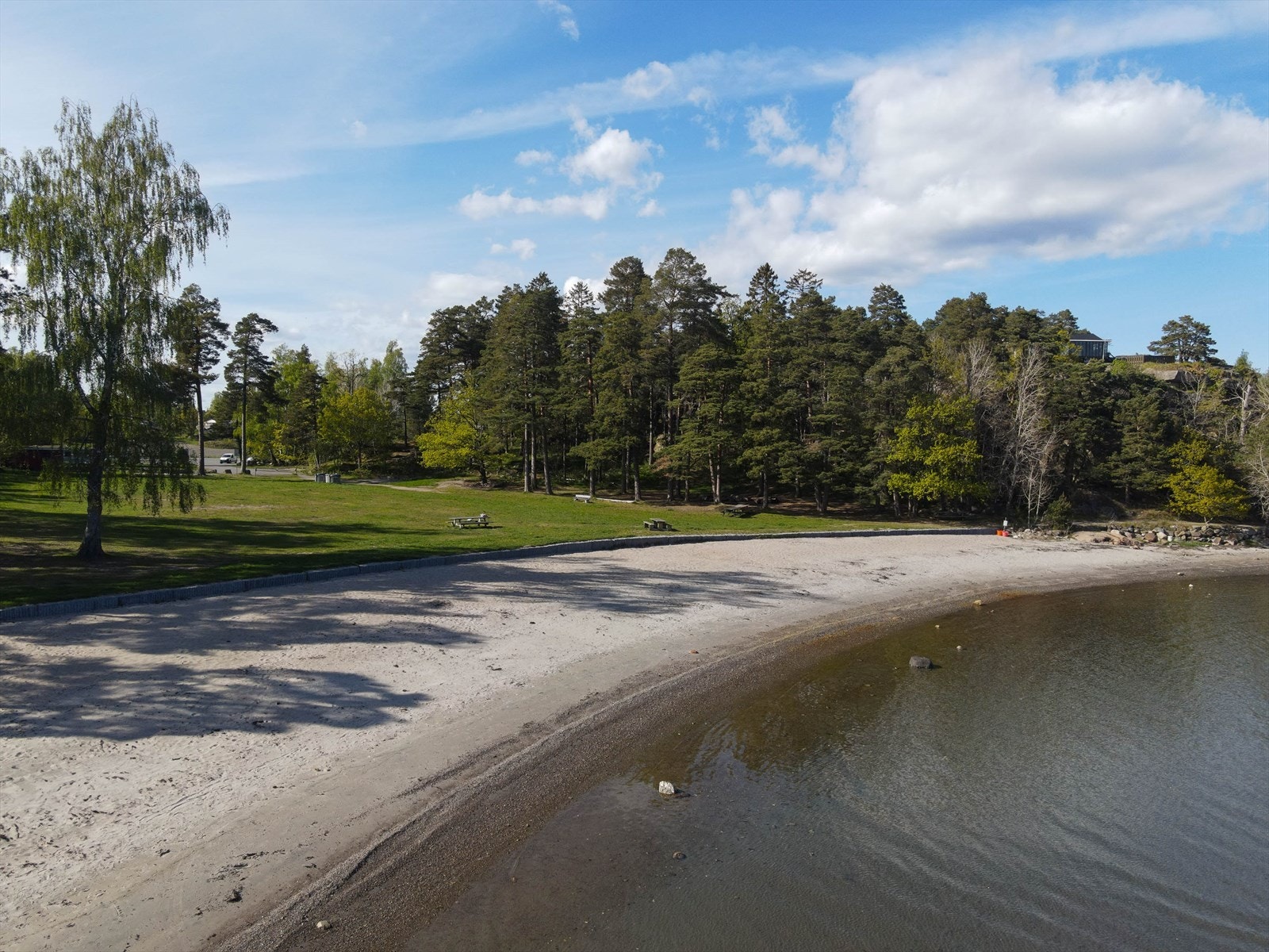 Skjellvika er kjent for langgrunn barnevennlig sandstrand Galleribilde