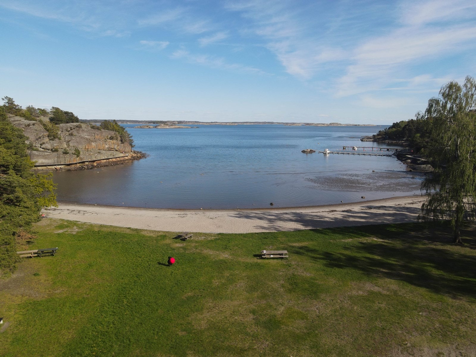 En liten spasertur eller sykkeltur via kyststien så er du på plass på Skjellvika. Galleribilde