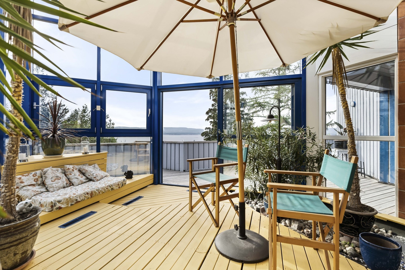 I vinterhagen er det plassbygd sofa, nivåforskjeller i gulvarealet og plass til flotte rullestener. Galleribilde