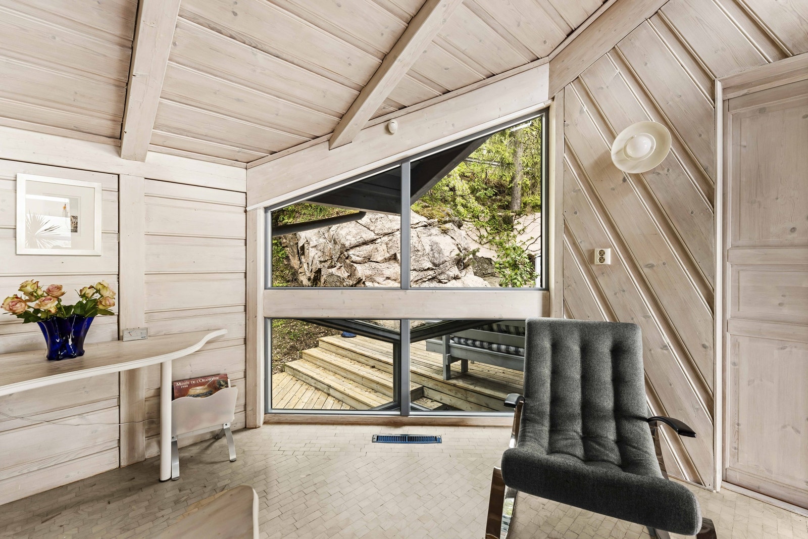 Kontoret har også vindusflater mot terrasen bak huset. Galleribilde