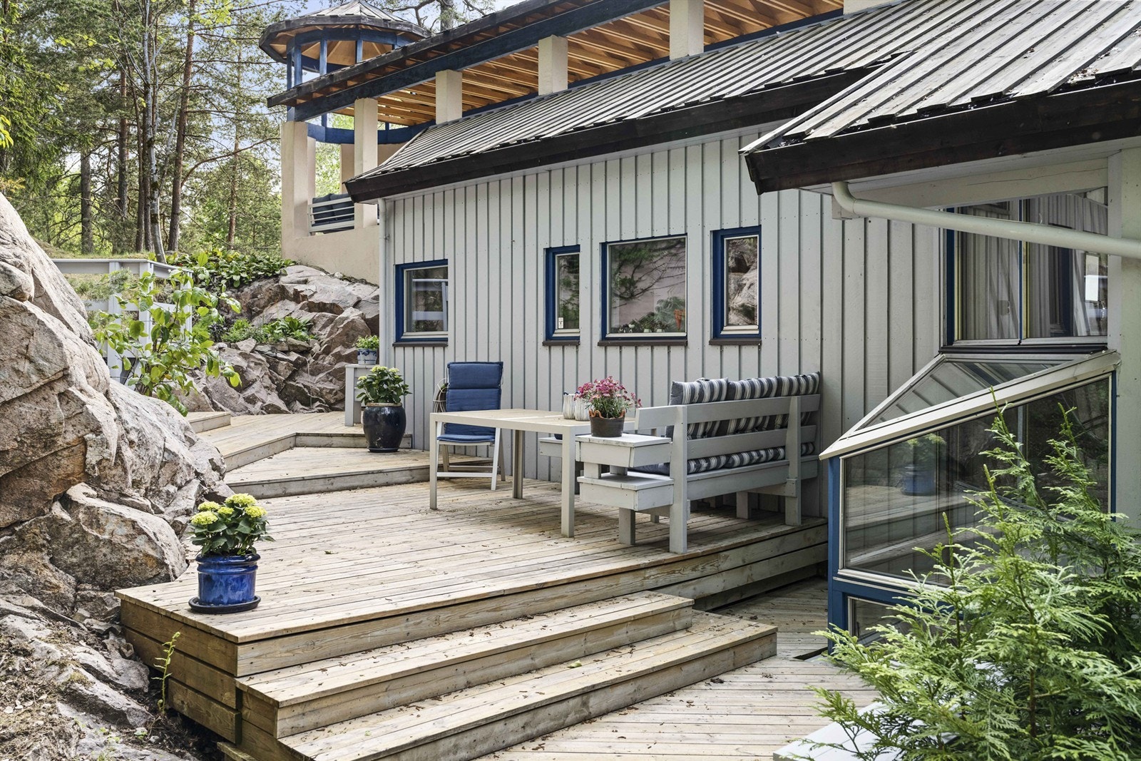 Terrasse og kjøkkenhage - Tilpasningene til terrenget er mesterlig utført. Galleribilde
