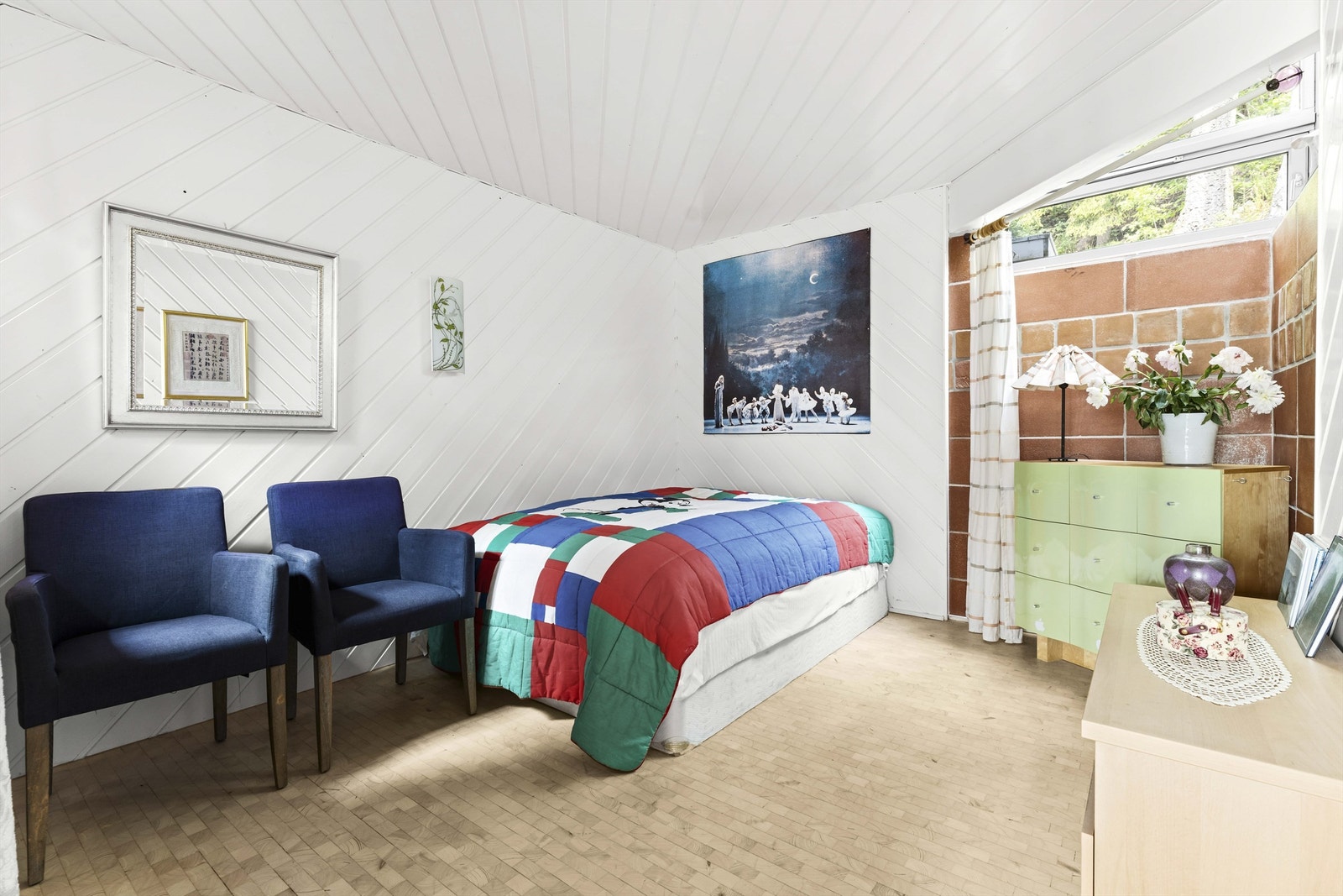 I ett av soverommene er det herlig overlys fra vinduene i hagen med morgensol. Galleribilde