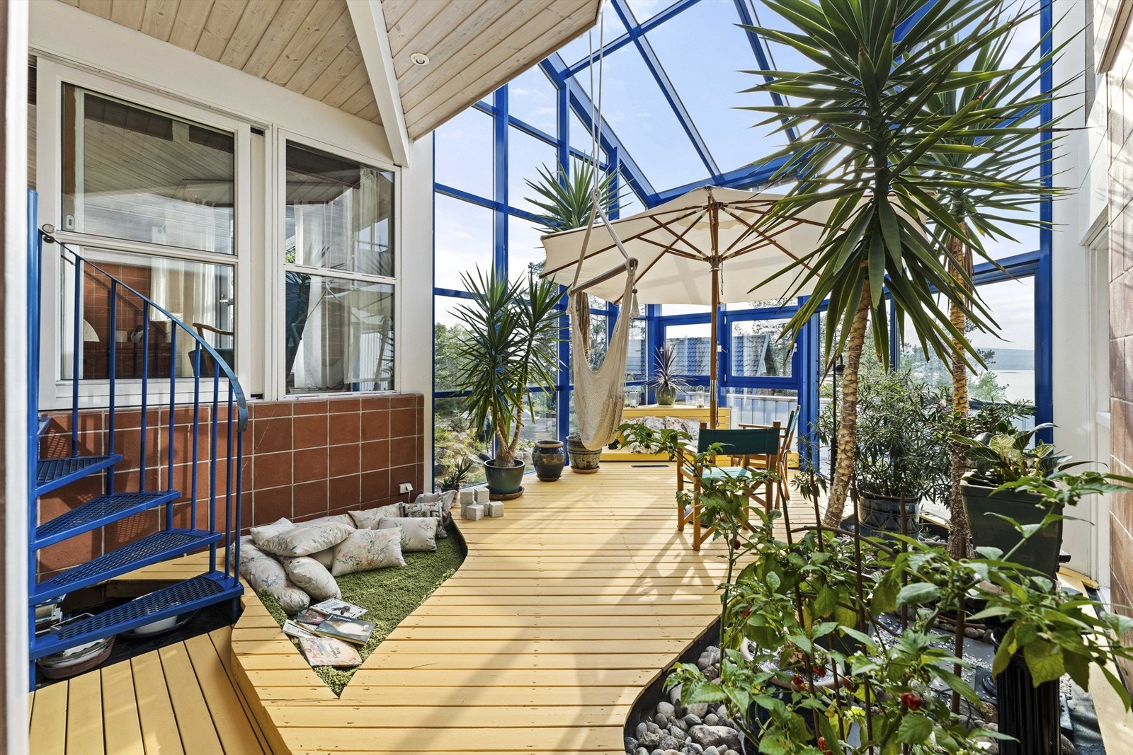 God plass til parasoller og palmer innendørs gir feriefølelse hele året Galleribilde