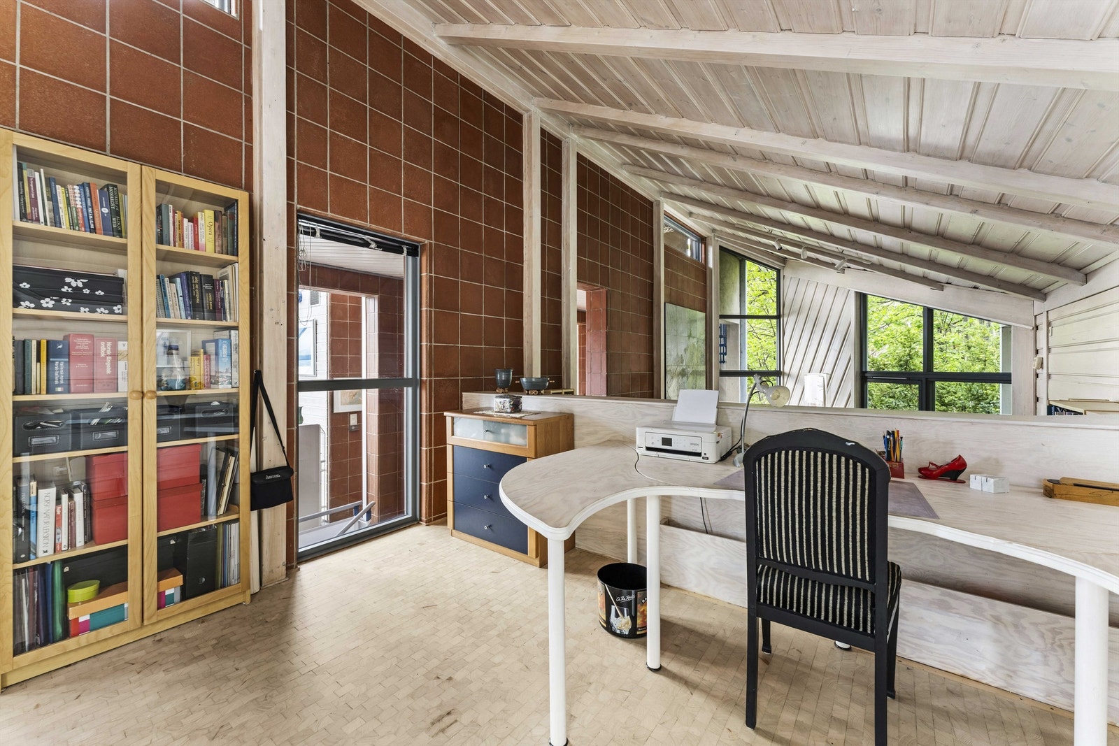 Fra kontoret ser man ned til musikrommet/biblioteket. Galleribilde