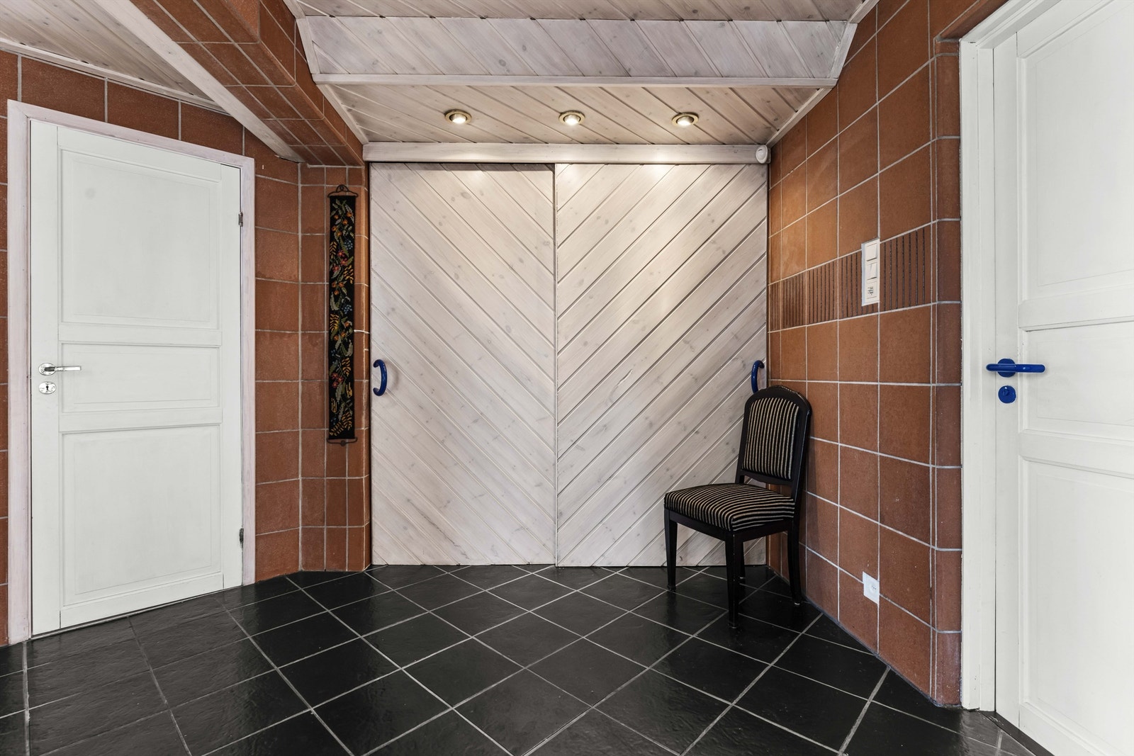 I hallen skjuler det seg en garderobe bak skyvedørene. Galleribilde
