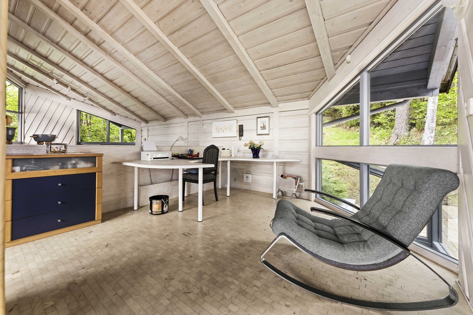 Kontor med fantastiske lysforhold. Legg merke til det flotte gulvet i endeved. Galleribilde