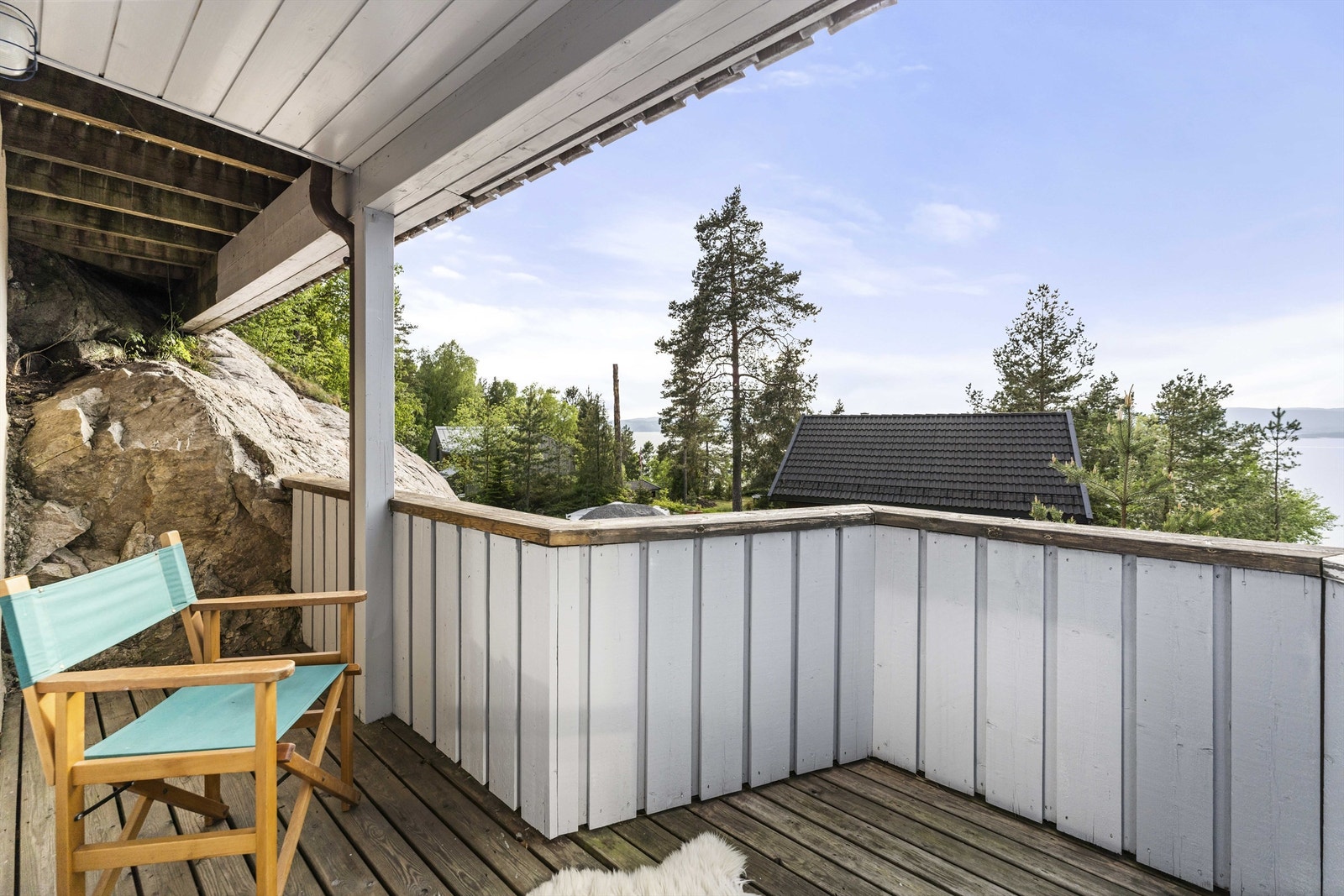 Denne intime terrassen ligger utenfor hovedsoverommet, en deilig plass å både starte og avslutte dagen. Galleribilde