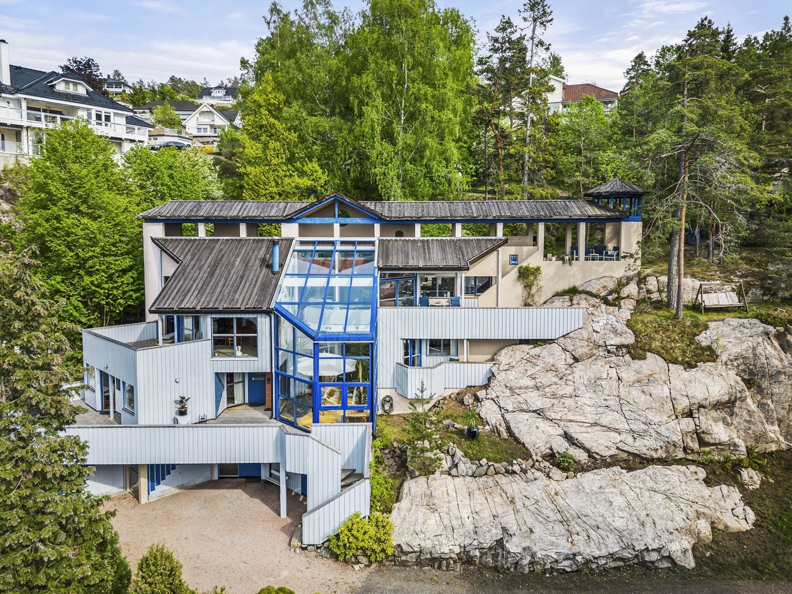 Boligen er tegnet av Odd Haslestad, med inspirasjon av den amerikanske arkitekten Frank Lloyd Wright. Galleribilde