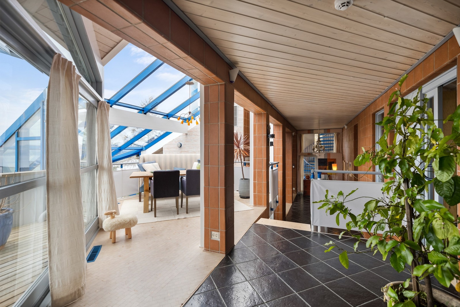 Takvinduene skaper et luftig og åpent rom hvor naturlig lys flommer inn. Galleribilde
