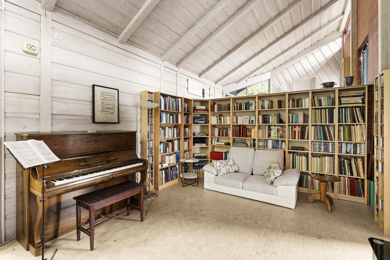 Fra studioet er det åpen løsning til kontoret. Galleribilde