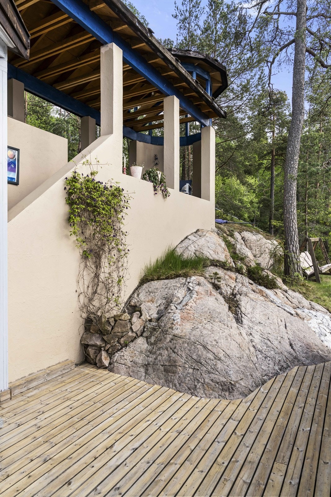 Eiendommen har en flott blanding mellom skog, fjell, terrasser, hage og sjø Galleribilde