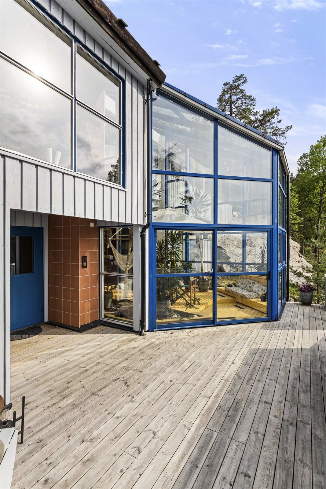 Boligen har hovedinngang fra en stor terrasse i tilknytning til vinterhagen. Velkommen! Galleribilde