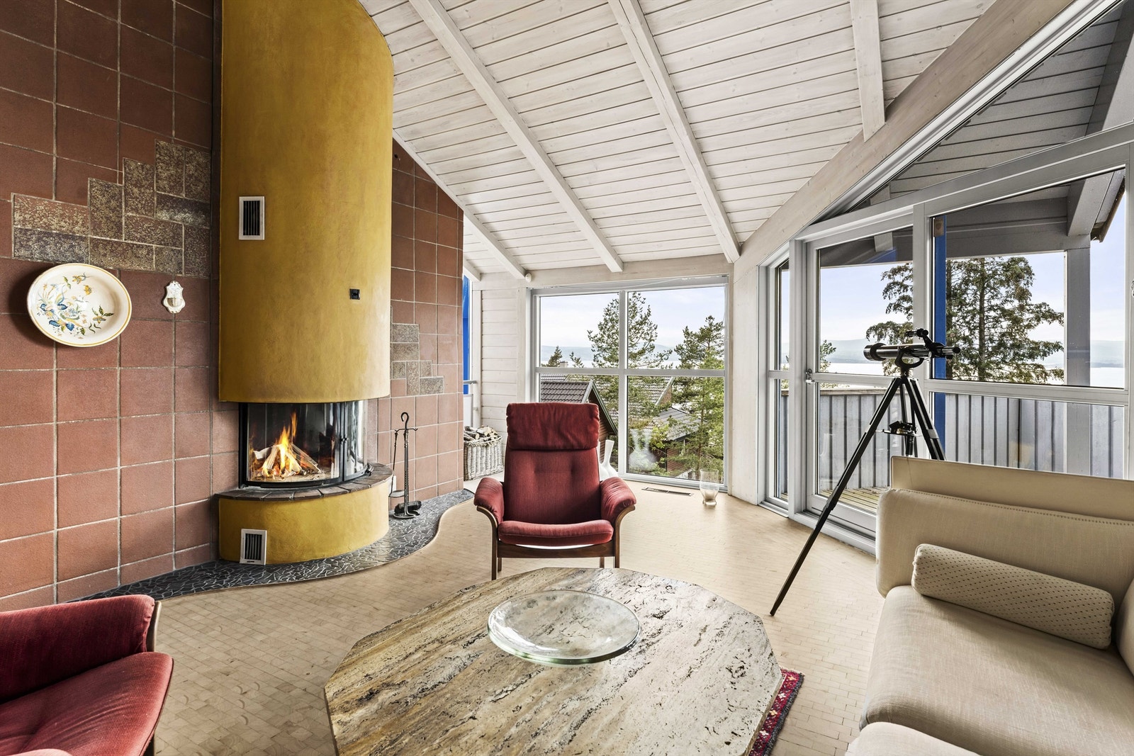 Hovedstuen har en flott peis med stor glassflate, god takhøyde og panoramautsikt. Utgang til vestvendt terrasse. Galleribilde