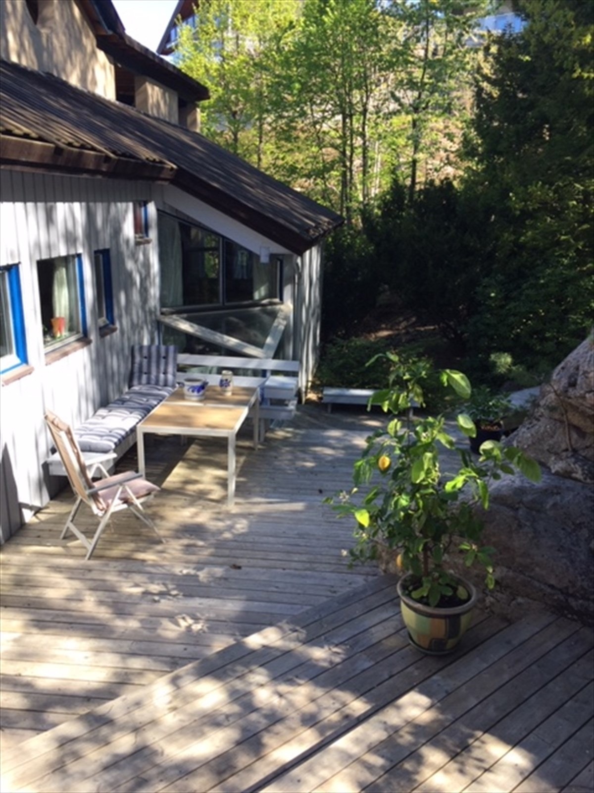 Terrassen på baksiden er perfekt for større middagsselskaper. Eller et hyggelig sted for en kopp kaffe i morgensolen. Galleribilde