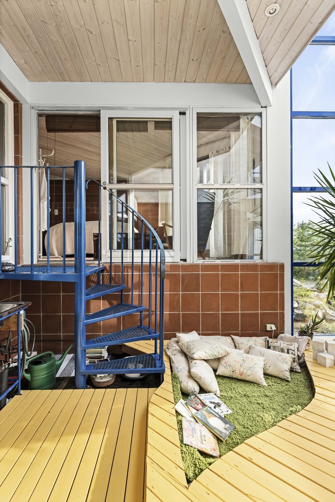 Trappen fører opp til hovedsoverommet som også har en egen privat utvendig terrasse. Galleribilde
