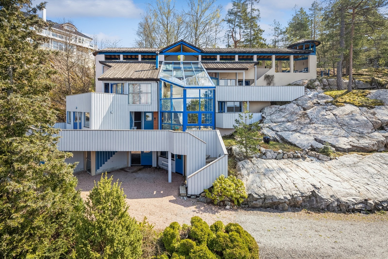 Eiendommen ligger fantastisk til med panoramautsikt i et attraktivt og etablert boligområde på Alværn på Nesoddens vestside. Galleribilde