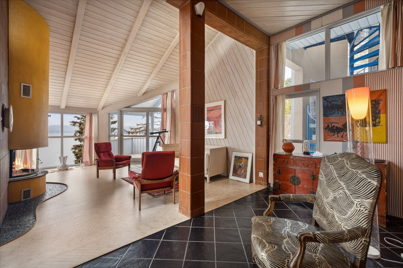 Legg merke til spiraltrappen utenfor vinduene i stuen Galleribilde