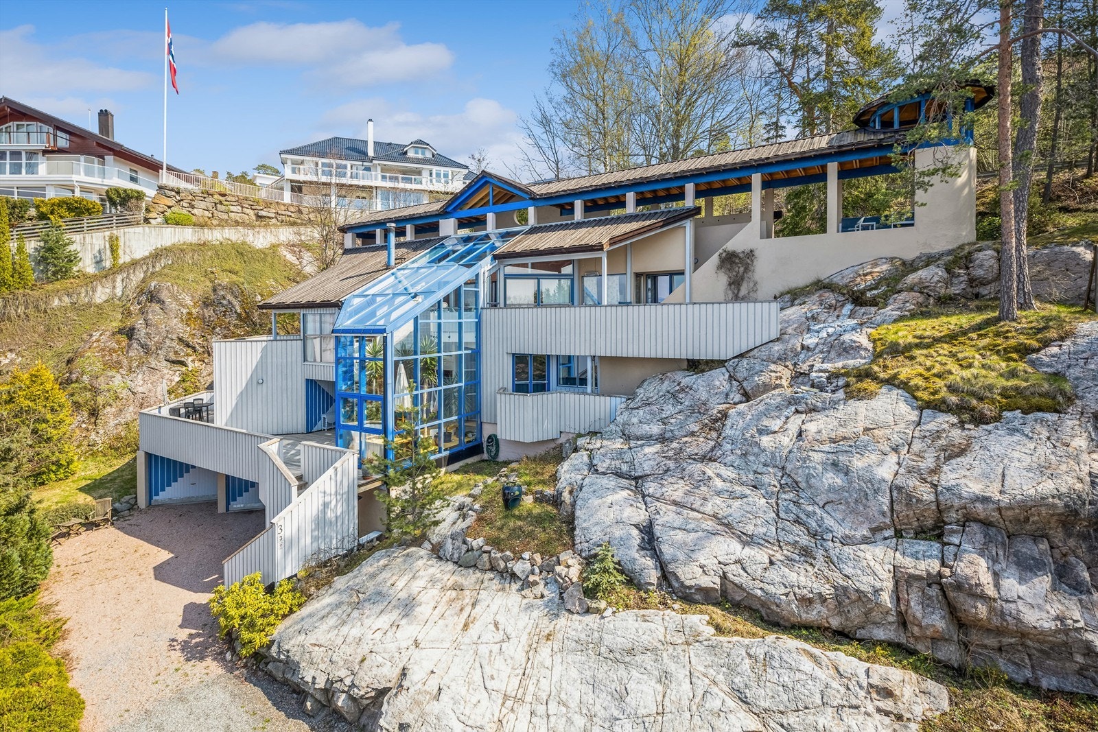 Boligen er tegnet av Odd Haslestad, med inspirasjon av den amerikanske arkitekten Frank Lloyd Wright. Galleribilde