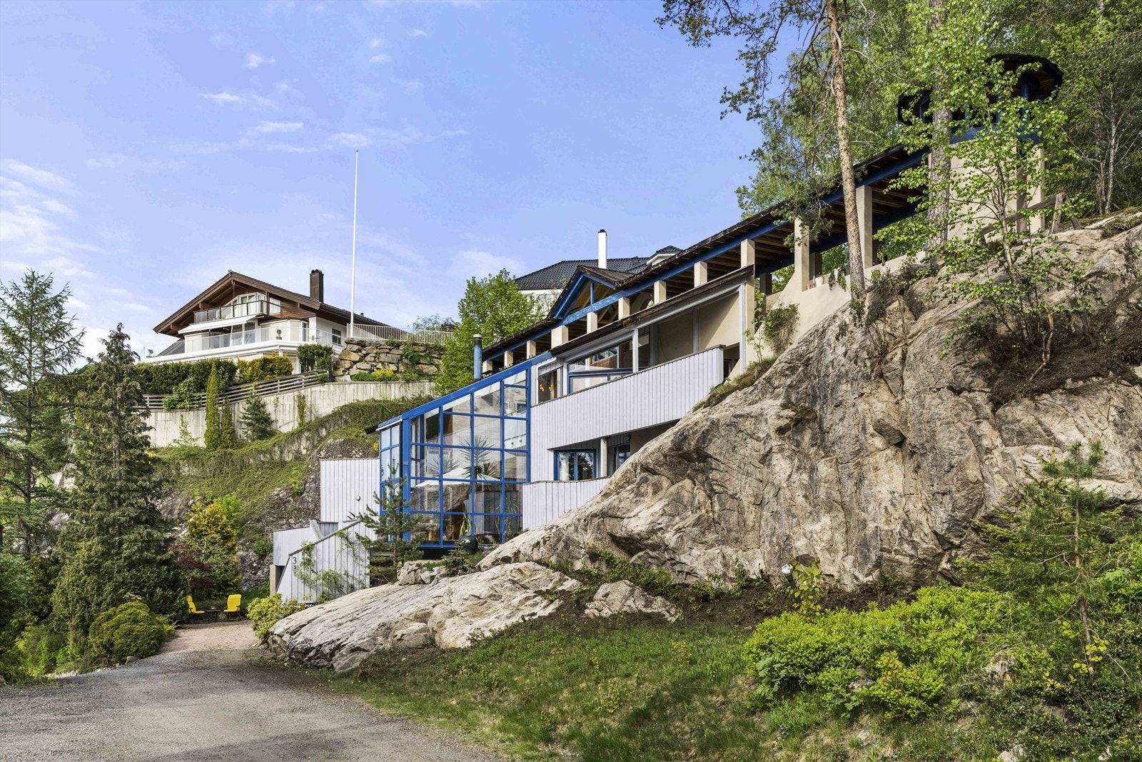 Boligen har to integrerte garasjer, med direkte inngang til huset via verkstedet. Galleribilde