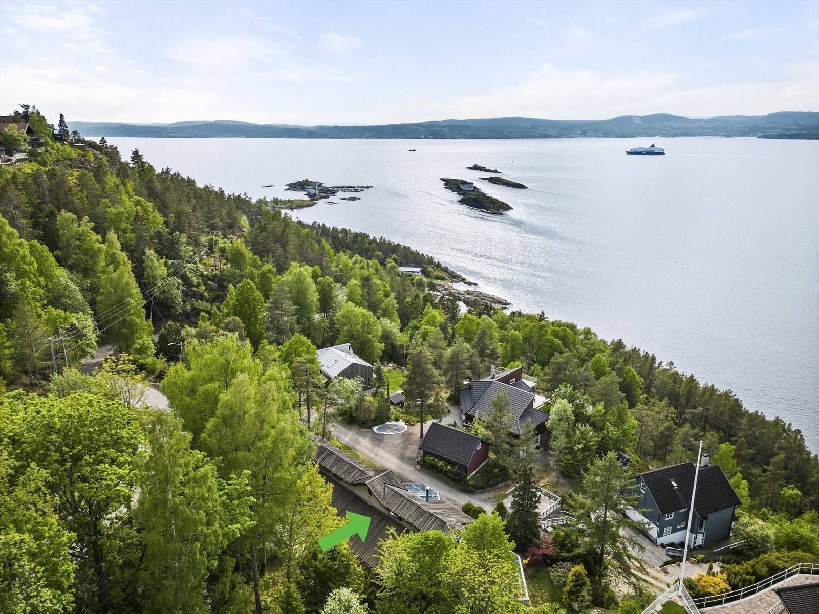 Utsikten er spektakulær med utsikt til bl.a. Steilene. Gåavstand til Alværn brygge og badestrand. Galleribilde