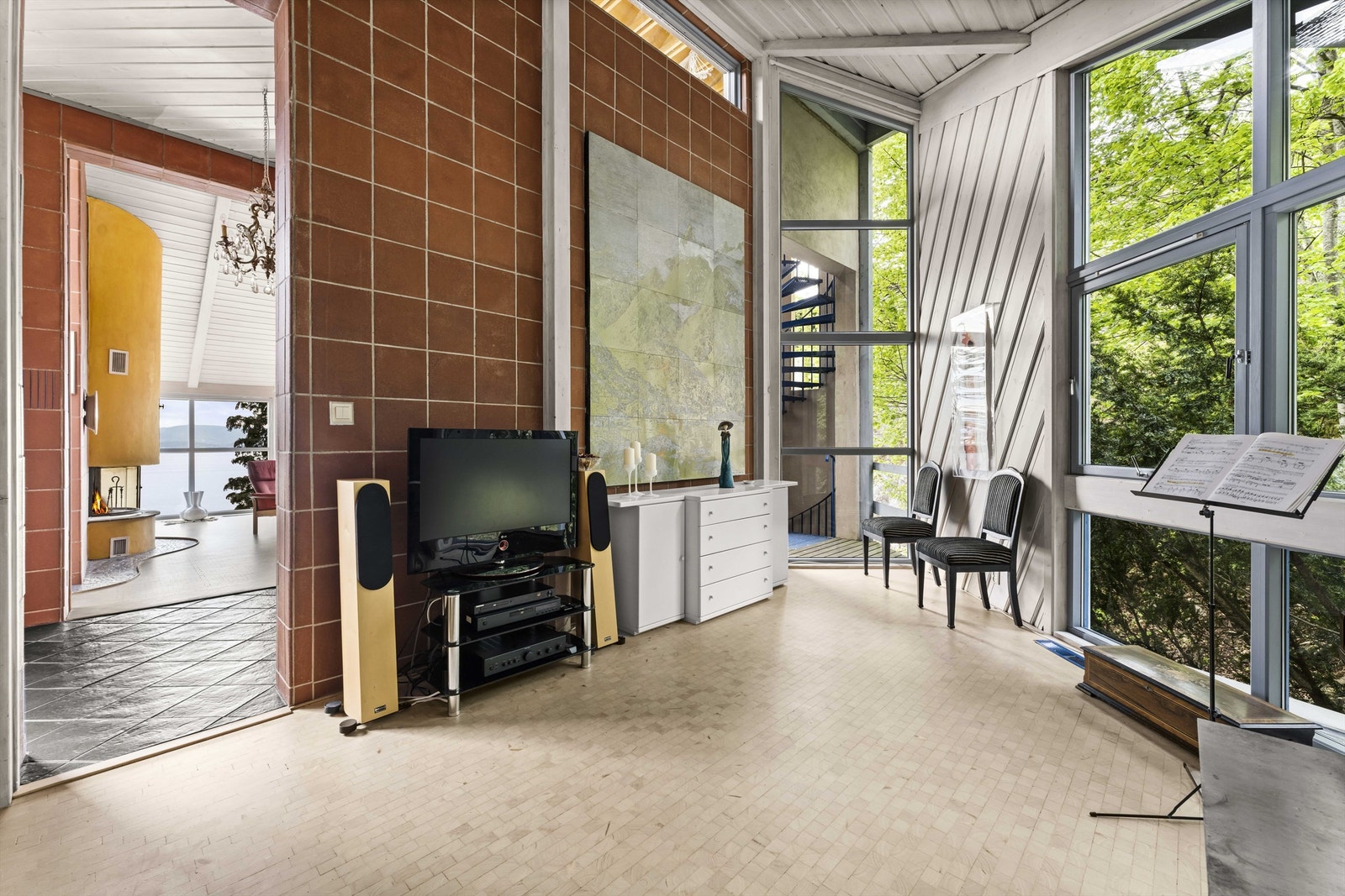 Fra stuen er det adkomst til et flott studio/musikkrom. Galleribilde