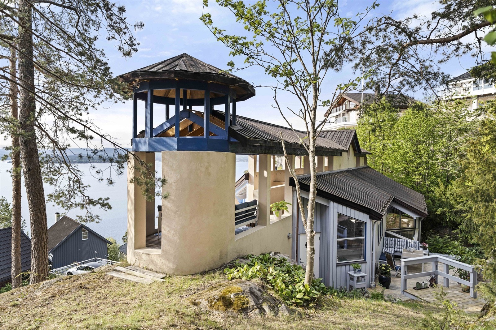 Boligens arkitektur er tilpasset terrenget og bygget inn i en vakker fjellside. Galleribilde