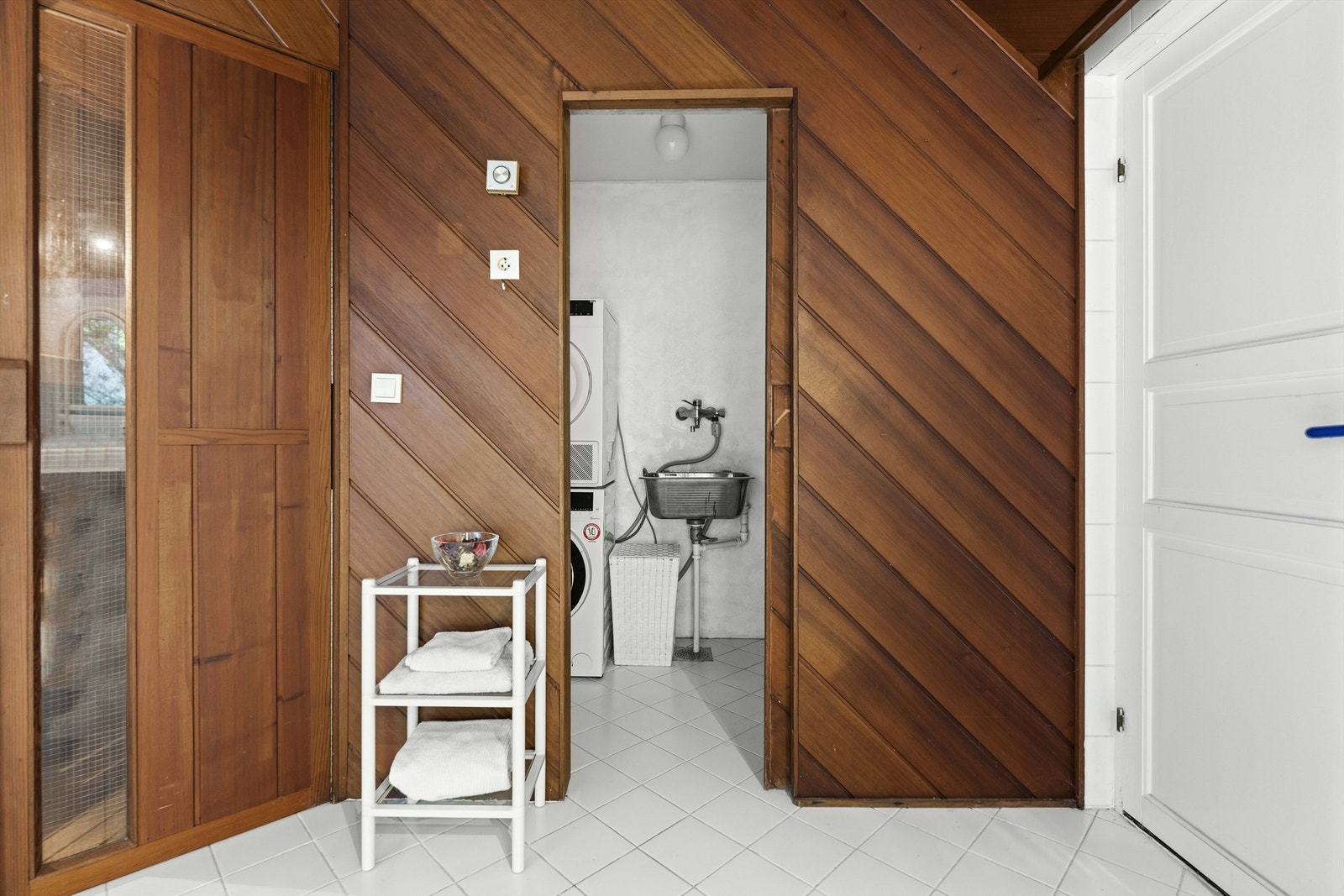 Fra badet er det inngang til vaskerommet via skyvedør. Galleribilde