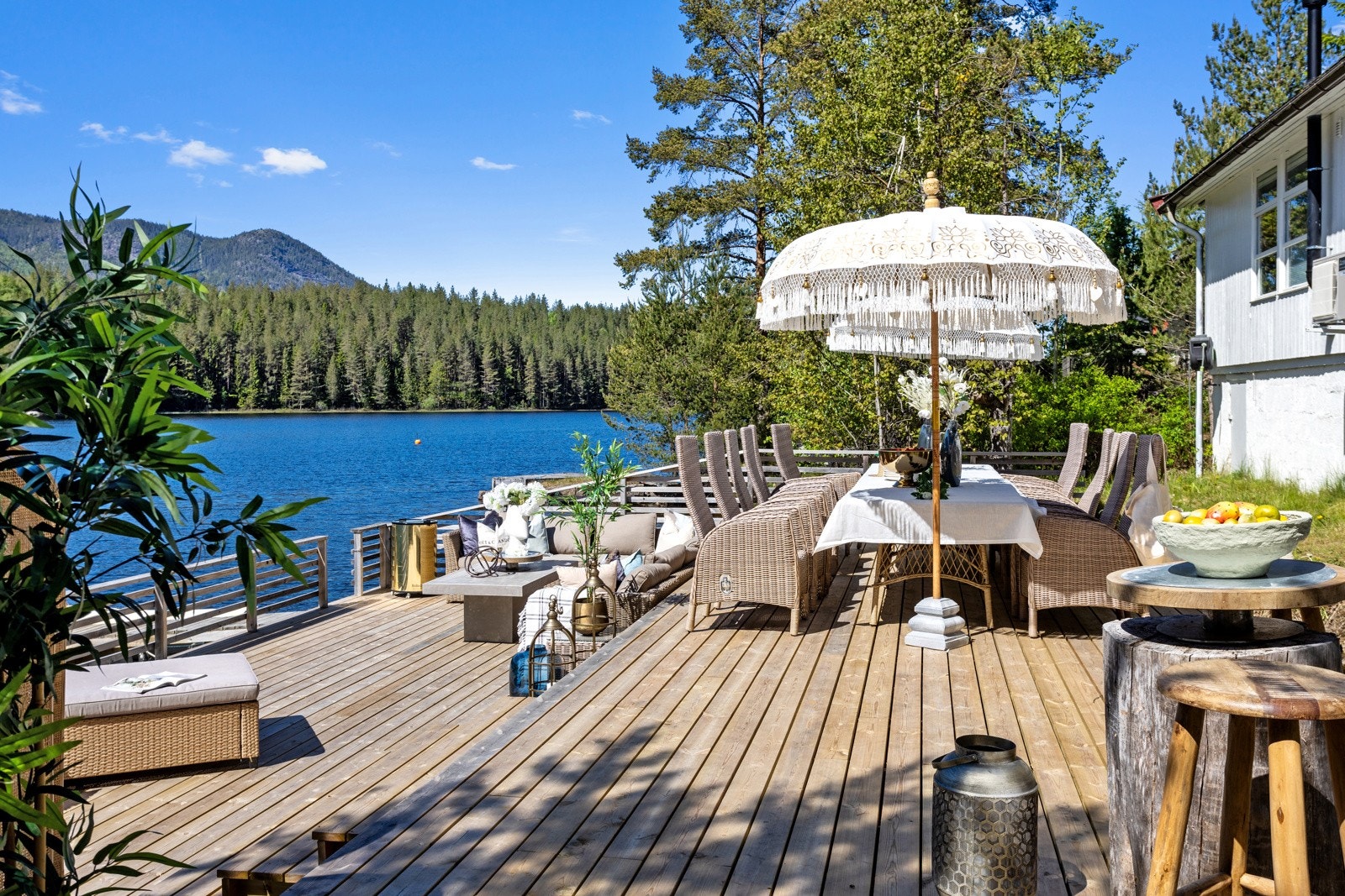Romslig terrasse med fantastisk utsikt over Sperillen og mot Vikerfjellplatået. Galleribilde