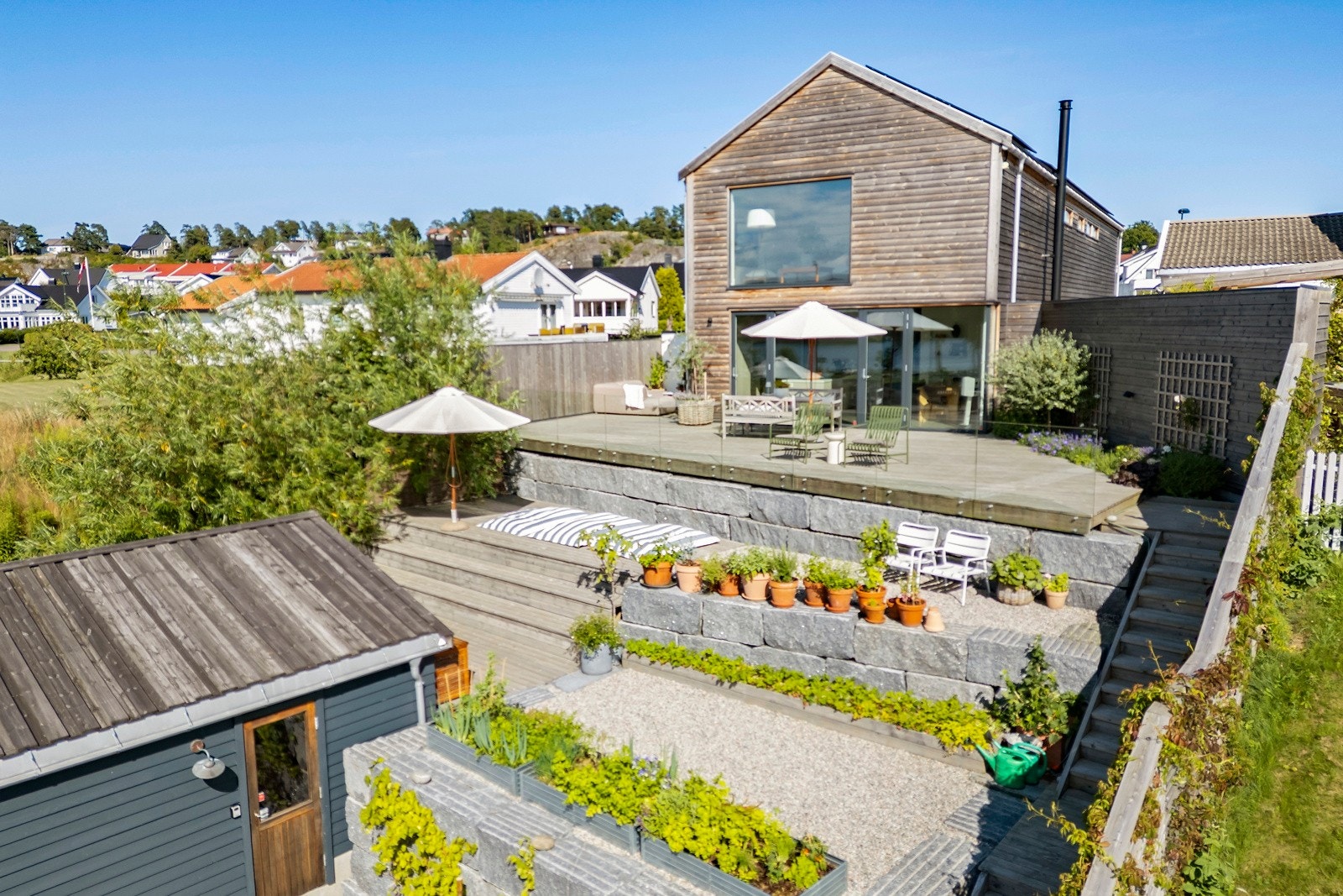 Tomten er terrassert noe som gir mange flotte utesoner Galleribilde