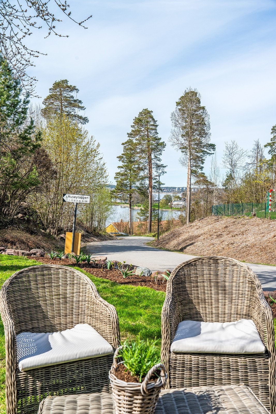 Uteplass bak huset med utsyn til sjøen. Galleribilde