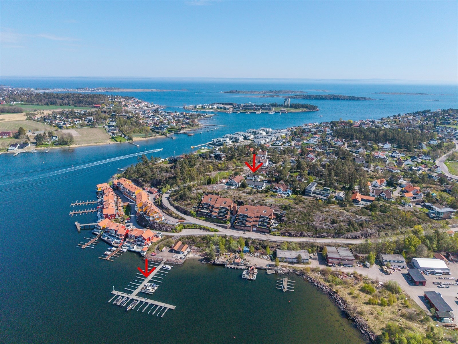 Det er kort vei fra huset ned til bryggeanlegget hvor man har tinglyst rett til kjøp av båtplass (hus og brygge markert med rød pil). Galleribilde