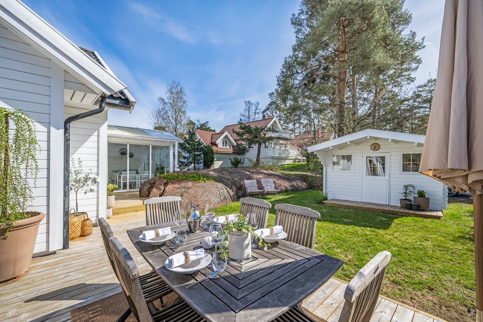 Terrasse og sommerstue samt innredet gjestestehytte/bod. Galleribilde