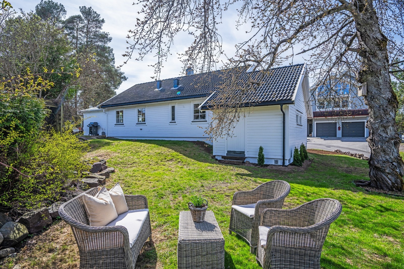 Koselig uteplass bak huset med utsyn til sjøen. Galleribilde